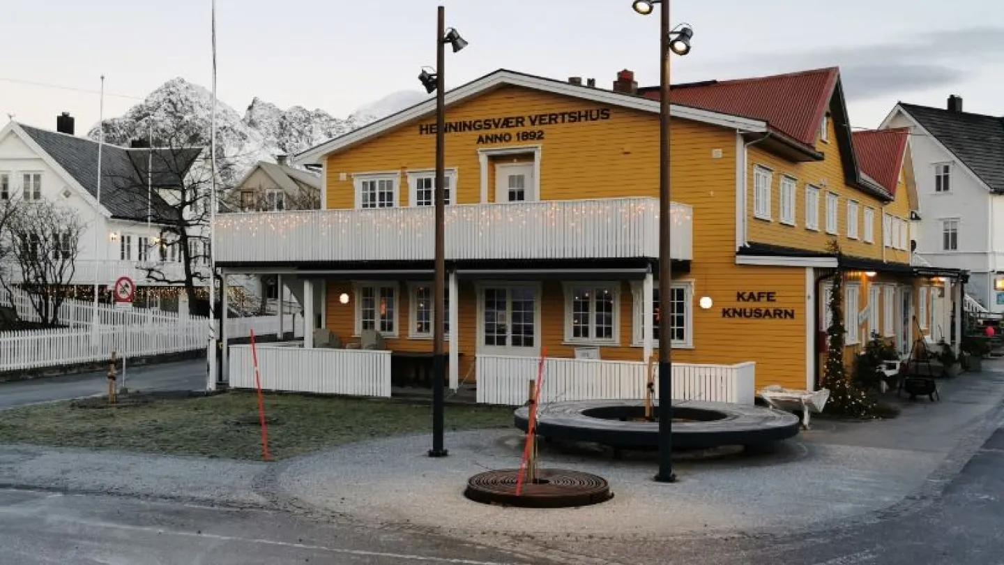 Henningsvær Guesthouse & Kafe Knusarn 