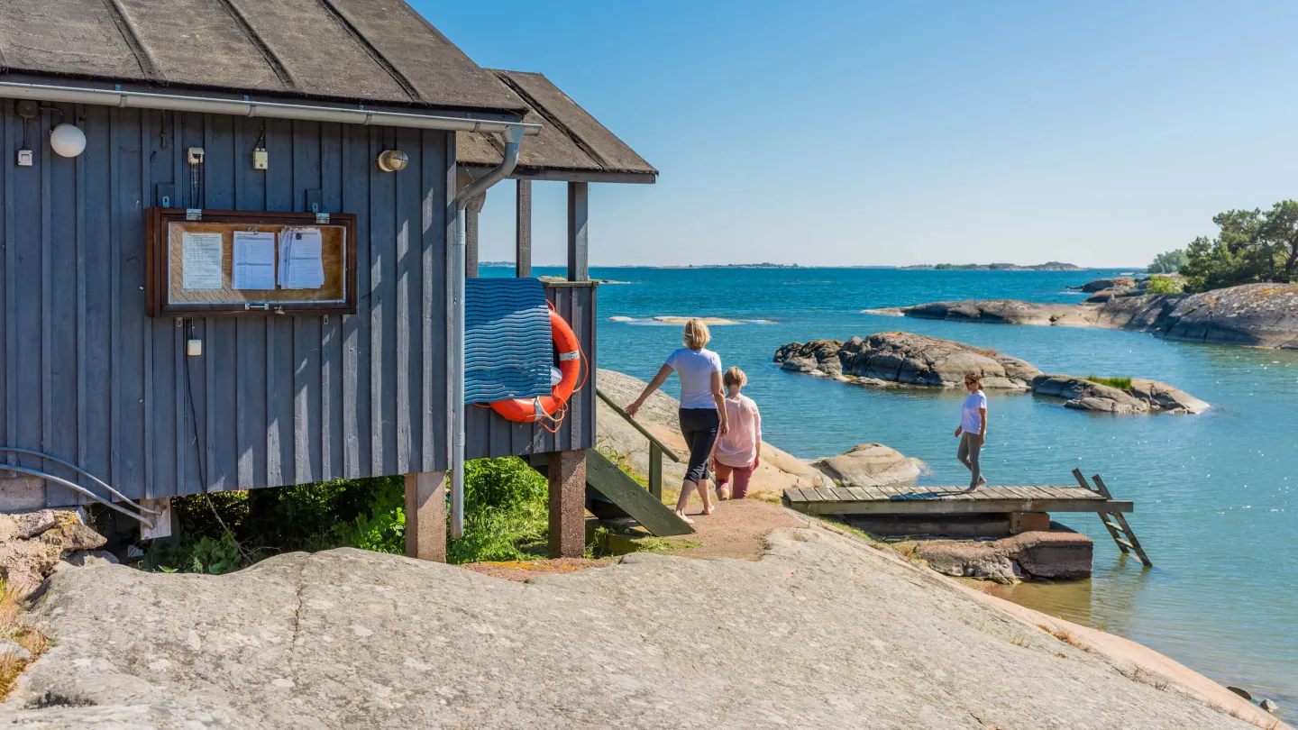 Stuga på klipporna precis intill havet